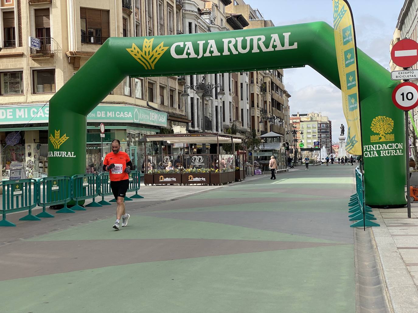 Fotos: La media maratón de León a su paso por Ordoño II (I)