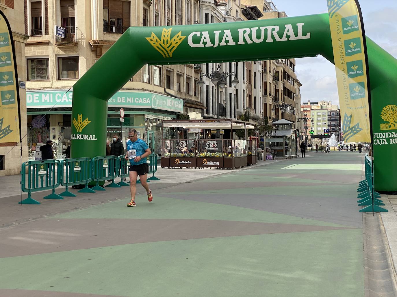 Fotos: La media maratón de León a su paso por Ordoño II (I)