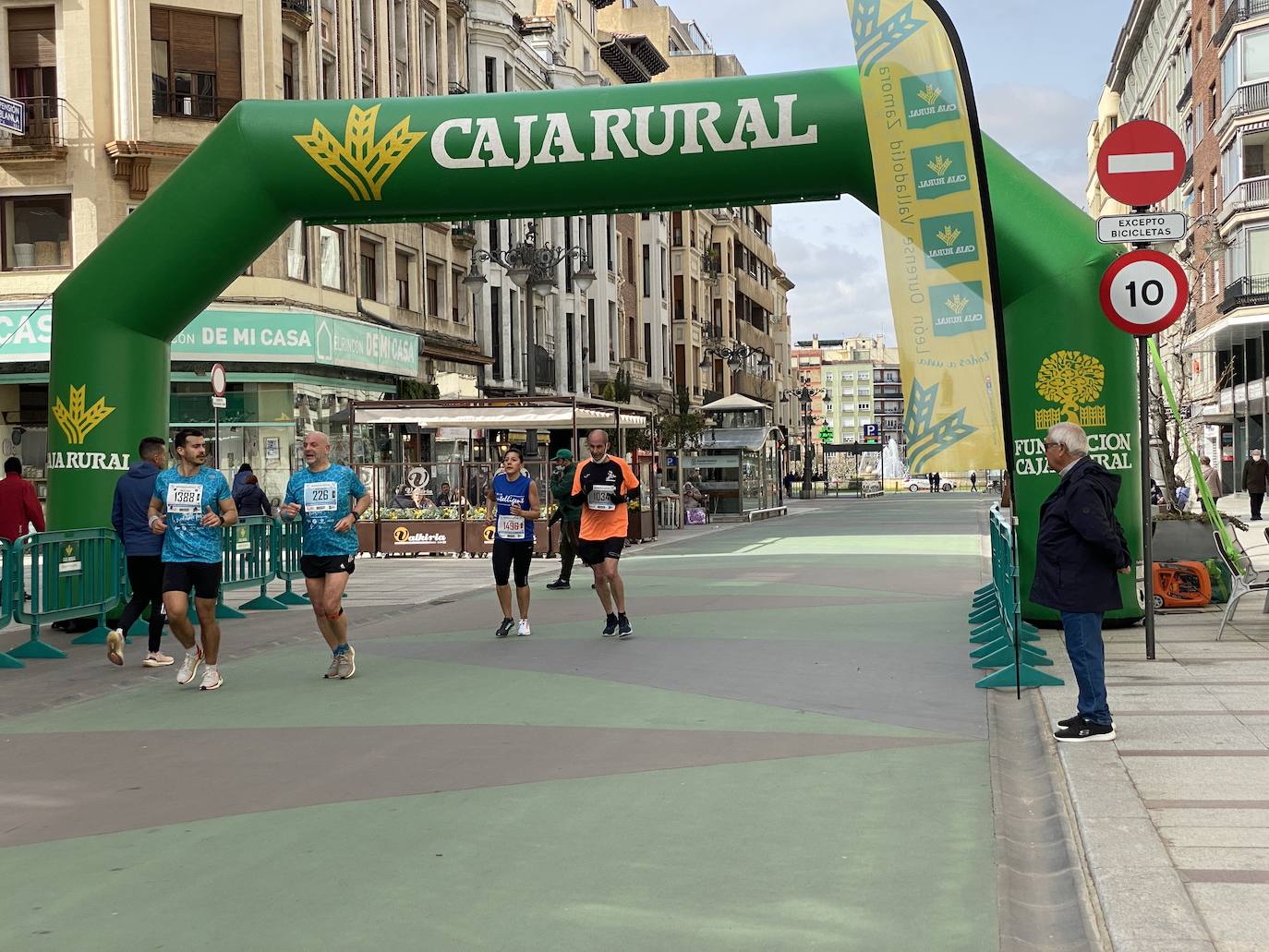 Fotos: La media maratón de León a su paso por Ordoño II (I)