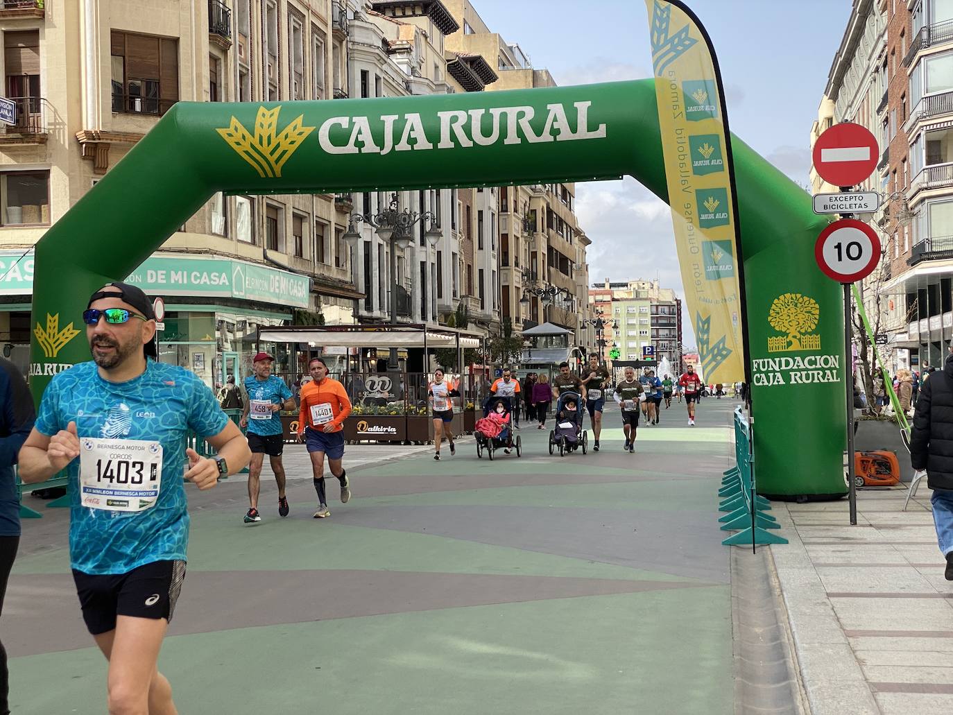 Fotos: La media maratón de León a su paso por Ordoño II (I)