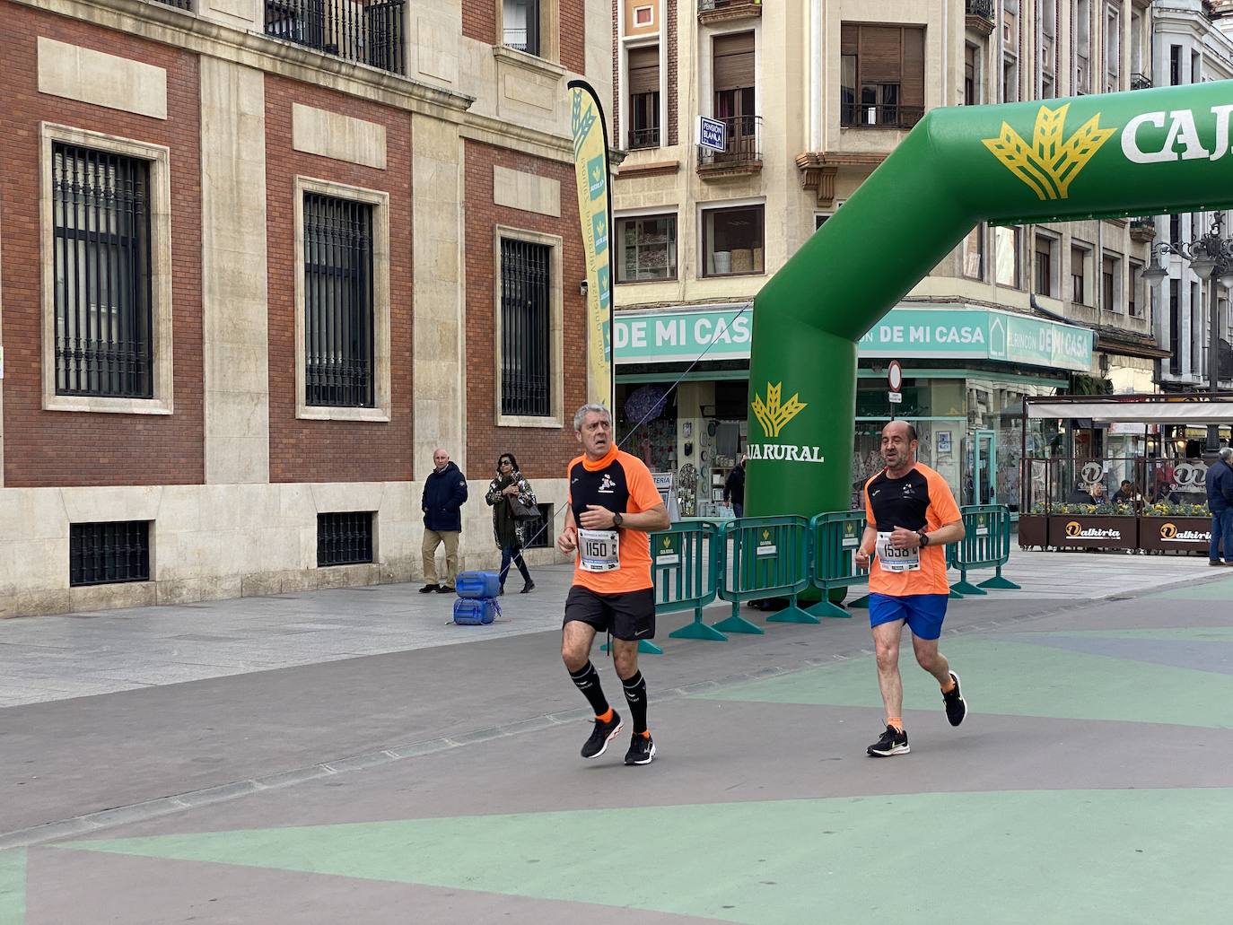 Fotos: La media maratón de León a su paso por Ordoño II (I)