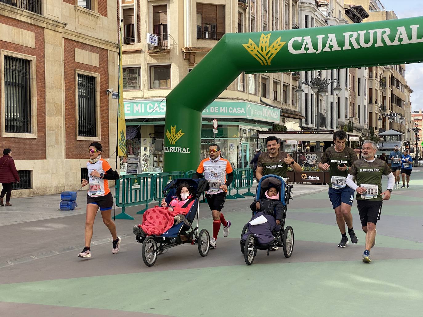 Fotos: La media maratón de León a su paso por Ordoño II (I)