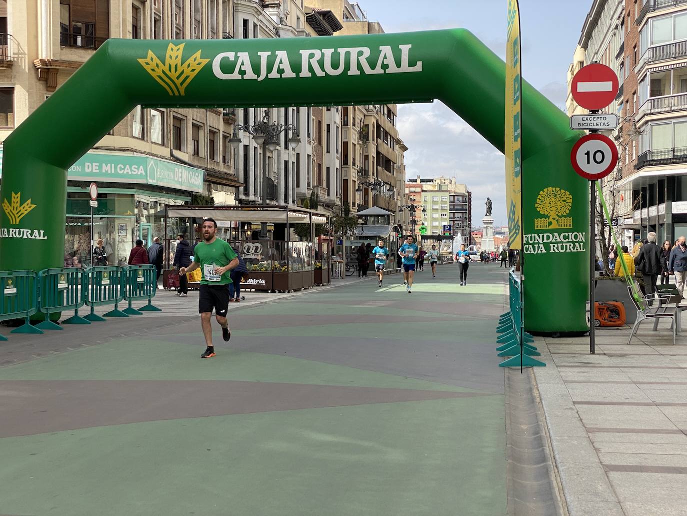 Fotos: La media maratón de León a su paso por Ordoño II (I)