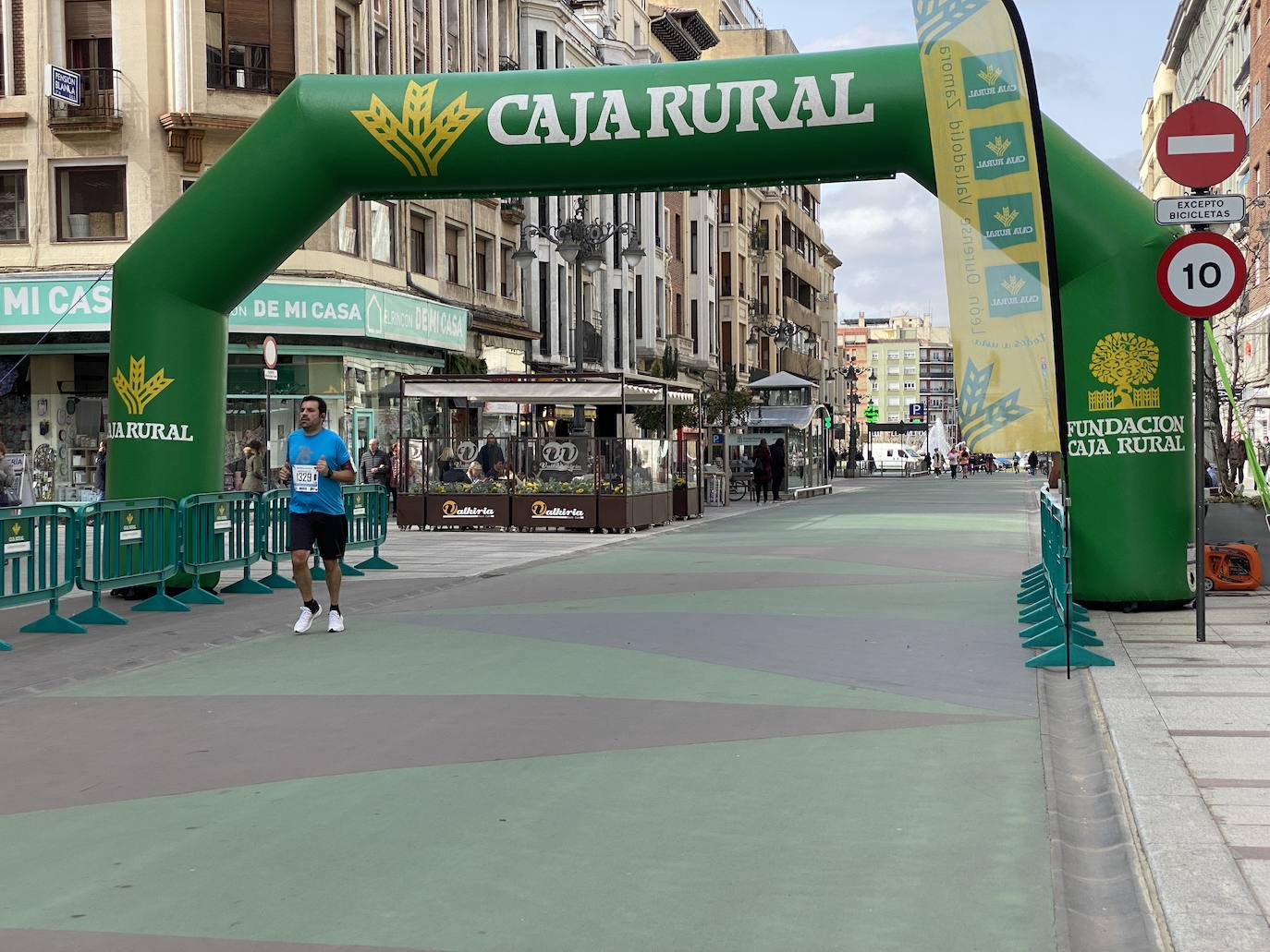 Fotos: La media maratón de León a su paso por Ordoño II (I)