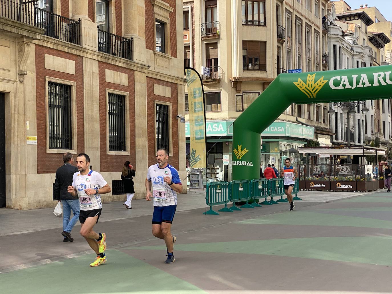 Fotos: La media maratón de León a su paso por Ordoño II (I)