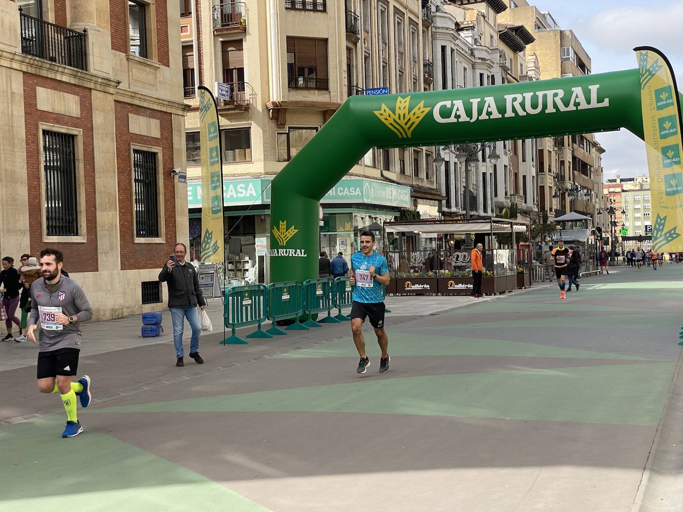 Fotos: La media maratón de León a su paso por Ordoño II (I)