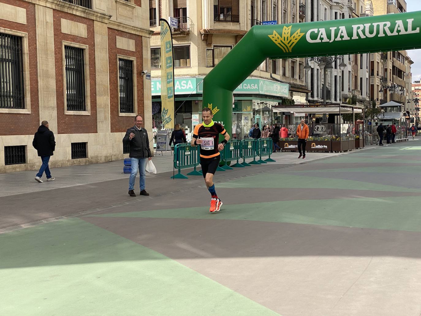 Fotos: La media maratón de León a su paso por Ordoño II (I)