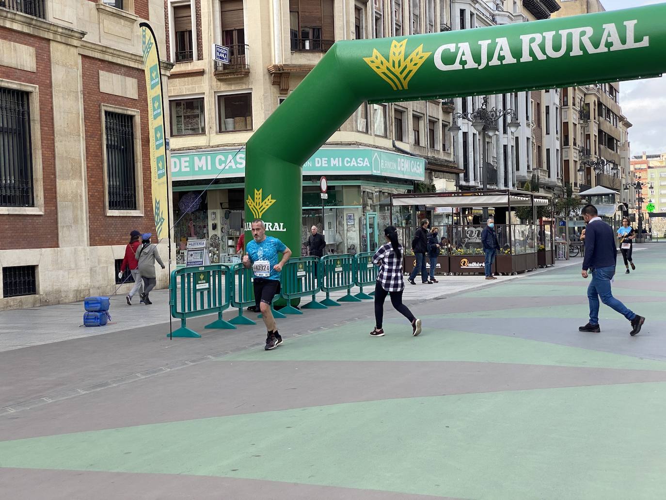 Fotos: La media maratón de León a su paso por Ordoño II (I)