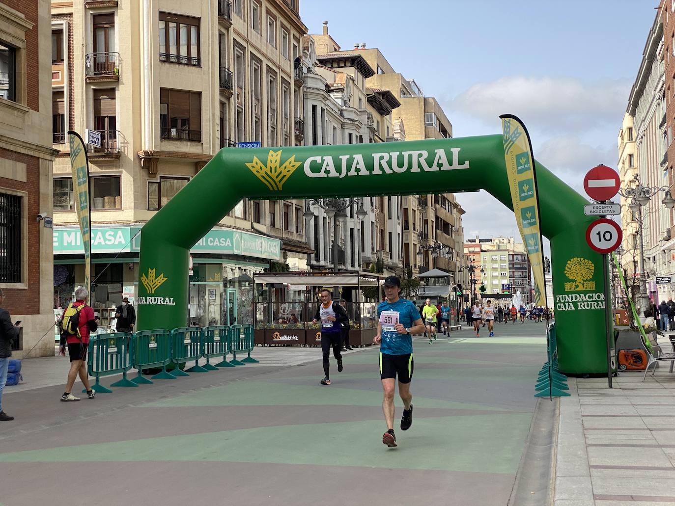 Fotos: La media maratón de León a su paso por Ordoño II (I)