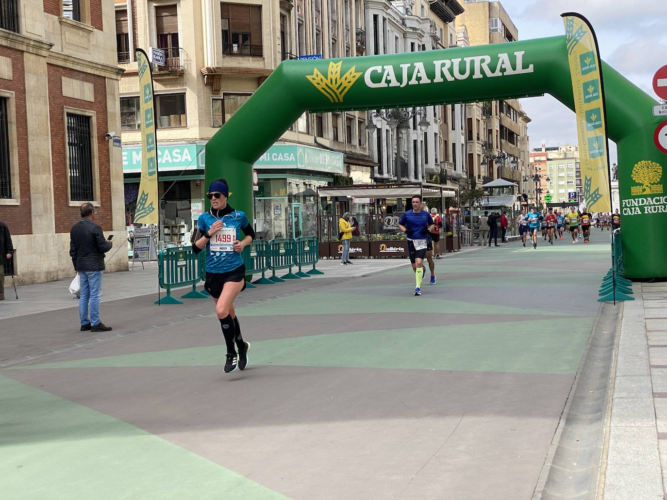 Fotos: La media maratón de León a su paso por Ordoño II (I)