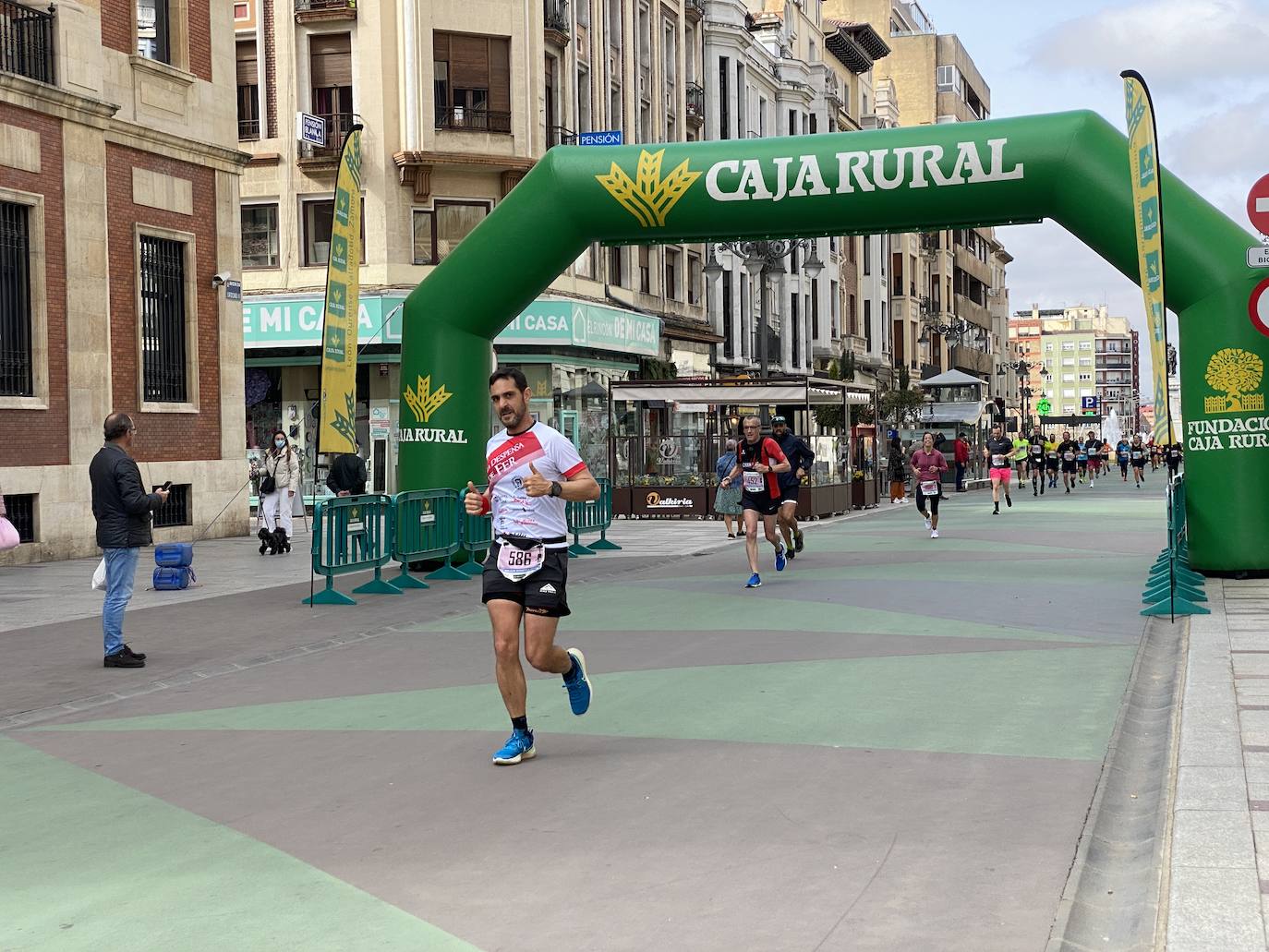 Fotos: La media maratón de León a su paso por Ordoño II (I)