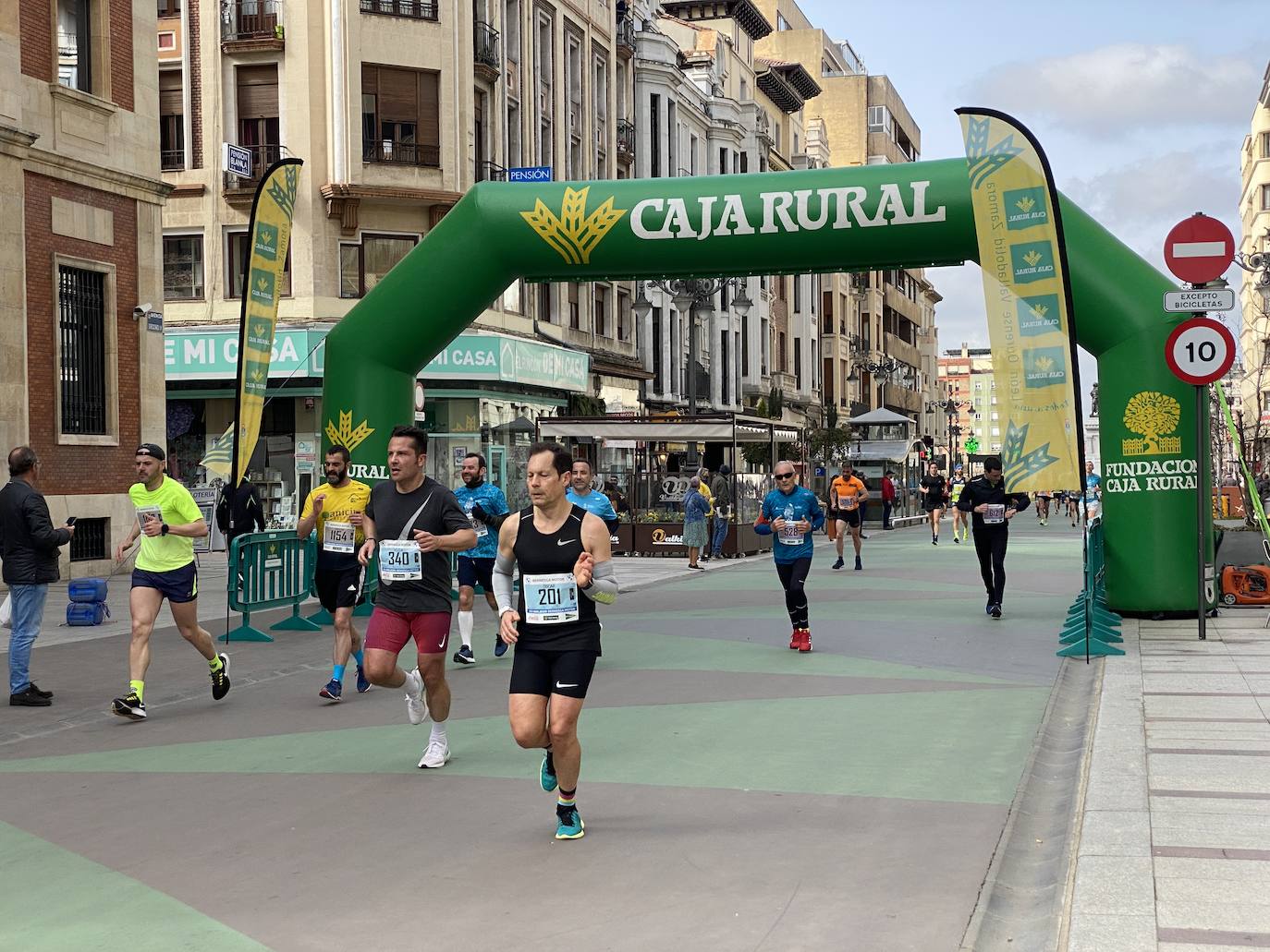 Fotos: La media maratón de León a su paso por Ordoño II (I)