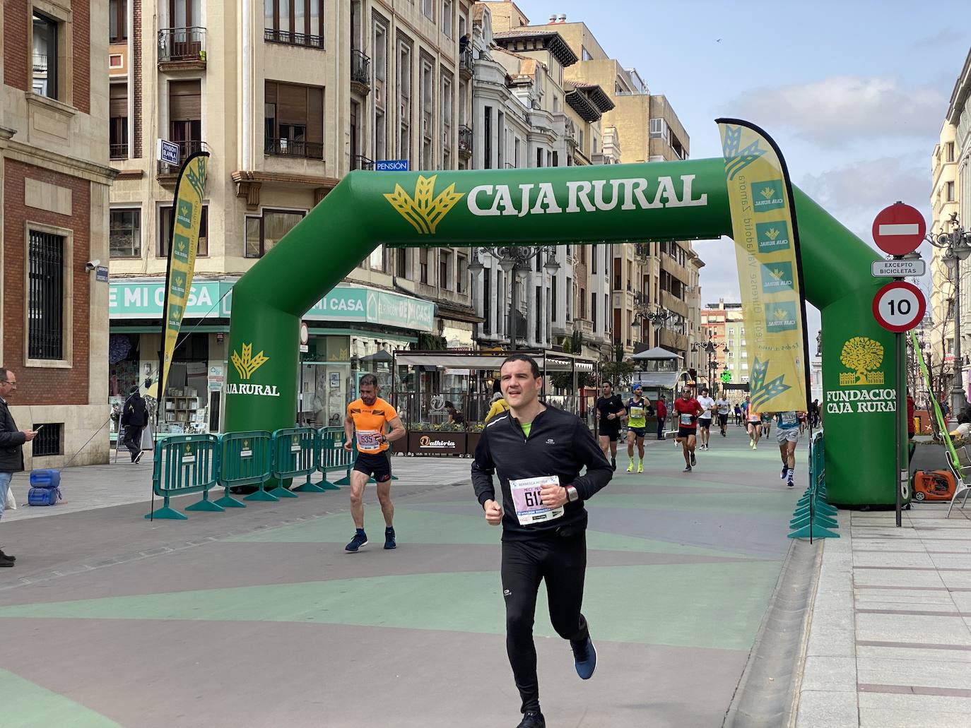 Fotos: La media maratón de León a su paso por Ordoño II (I)