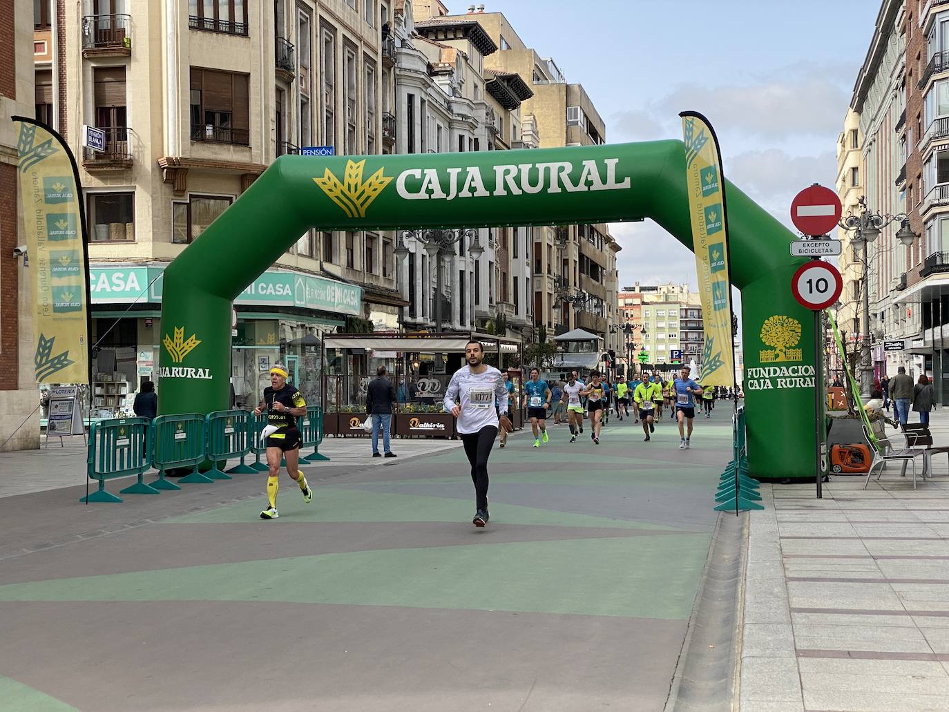 Fotos: La media maratón de León a su paso por Ordoño II (I)