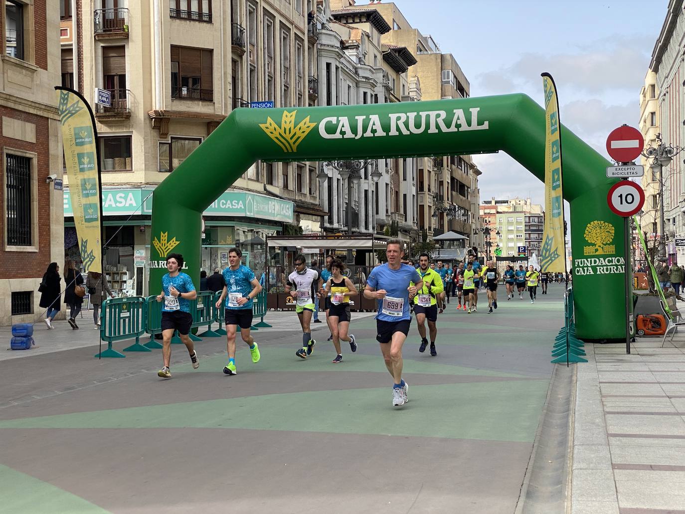 Fotos: La media maratón de León a su paso por Ordoño II (I)