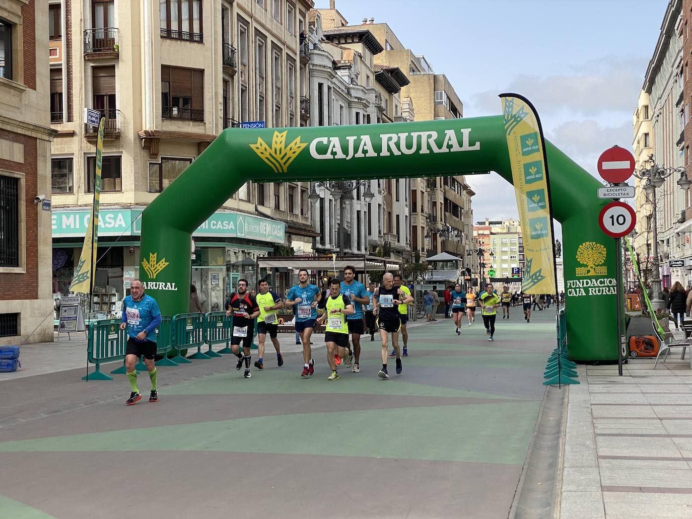 Fotos: La media maratón de León a su paso por Ordoño II (I)