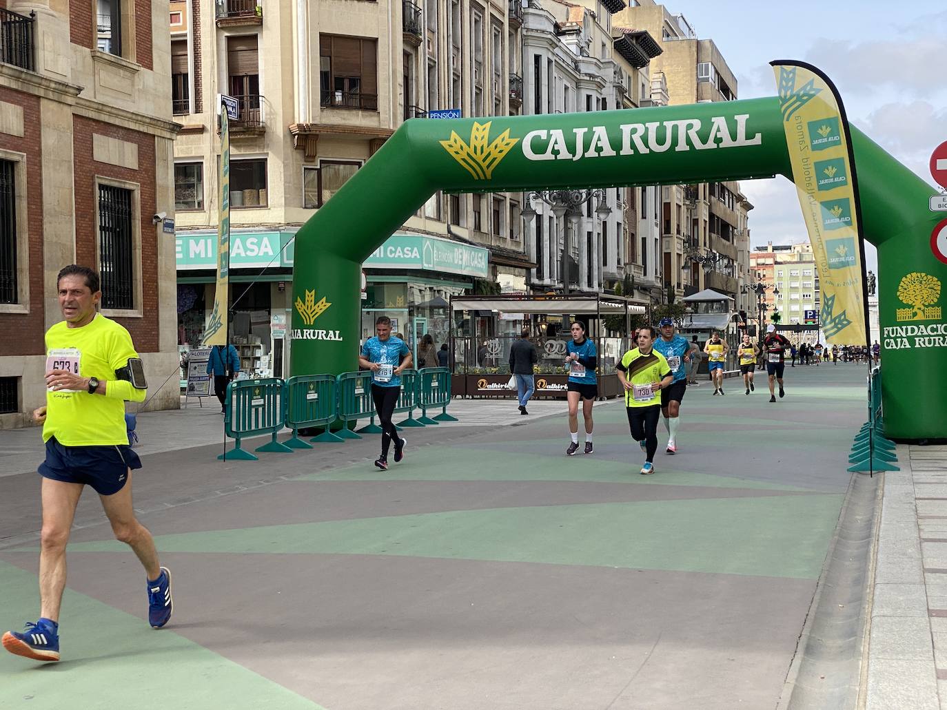 Fotos: La media maratón de León a su paso por Ordoño II (I)