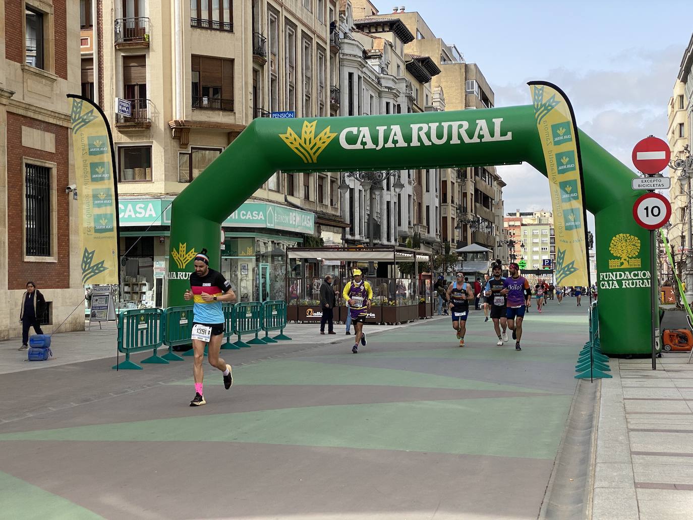 Fotos: La media maratón de León a su paso por Ordoño II (I)