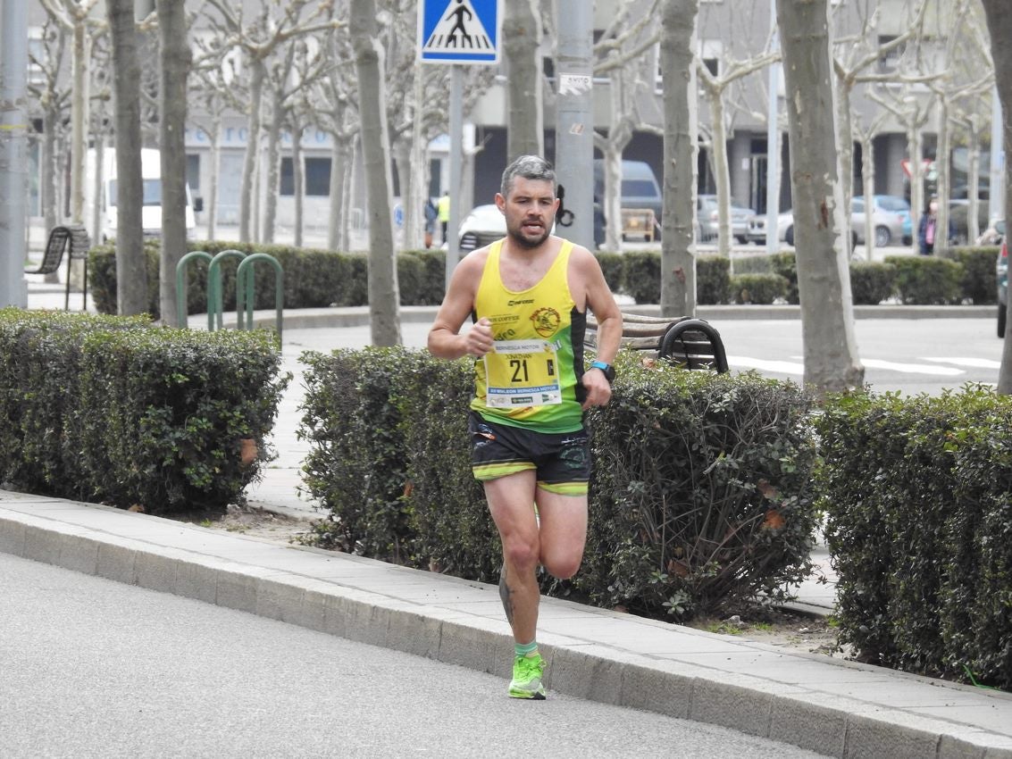 Los corredores han participado en esta prueba que recorre 21 kilómetros por la ciudad de León.