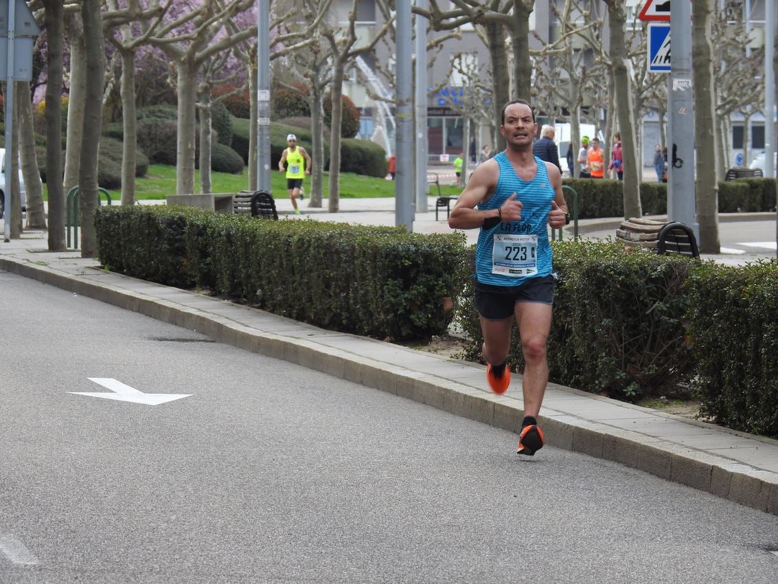 Los corredores han participado en esta prueba que recorre 21 kilómetros por la ciudad de León.