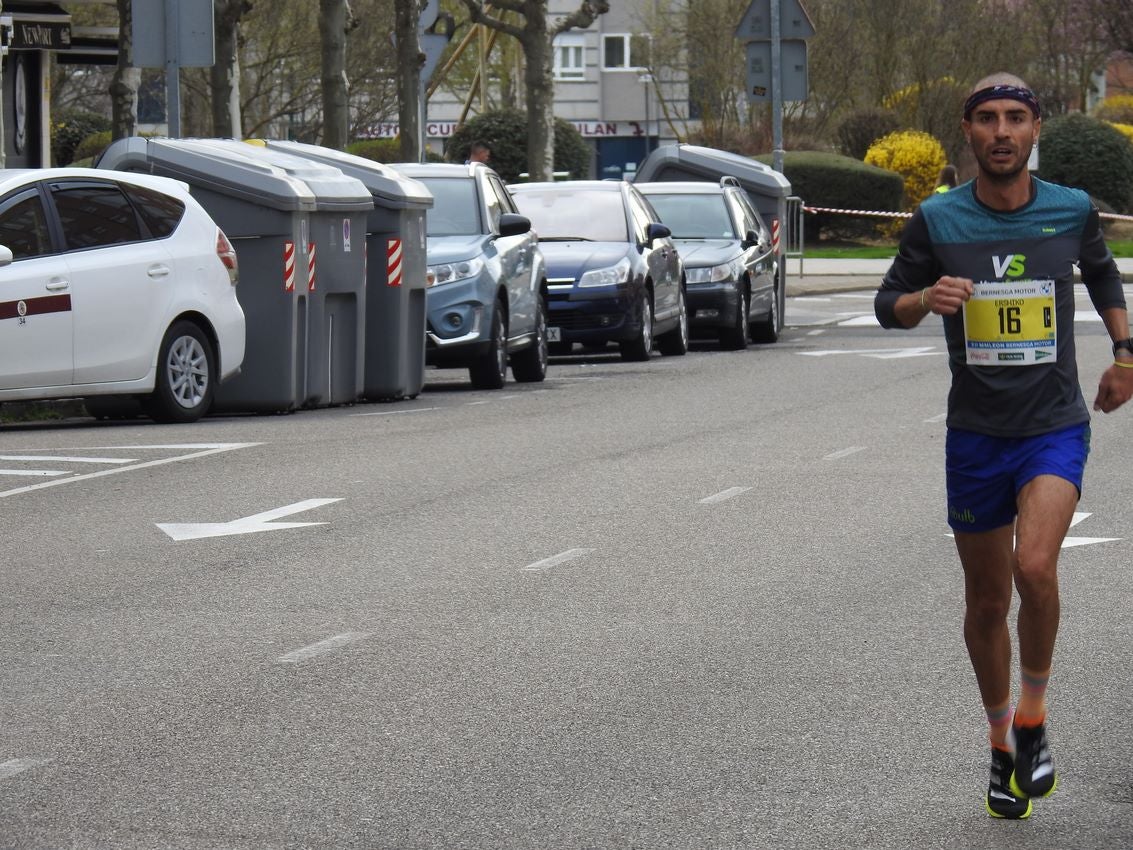 Los corredores han participado en esta prueba que recorre 21 kilómetros por la ciudad de León.