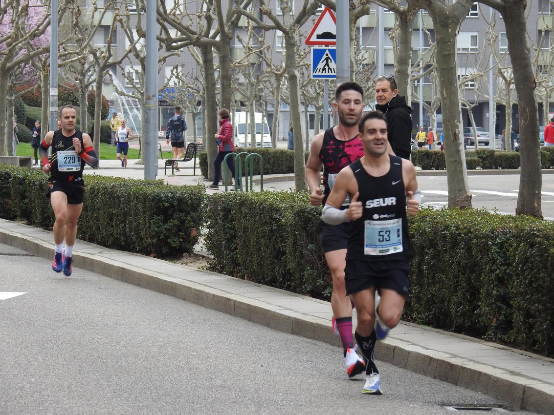 Los corredores han participado en esta prueba que recorre 21 kilómetros por la ciudad de León.