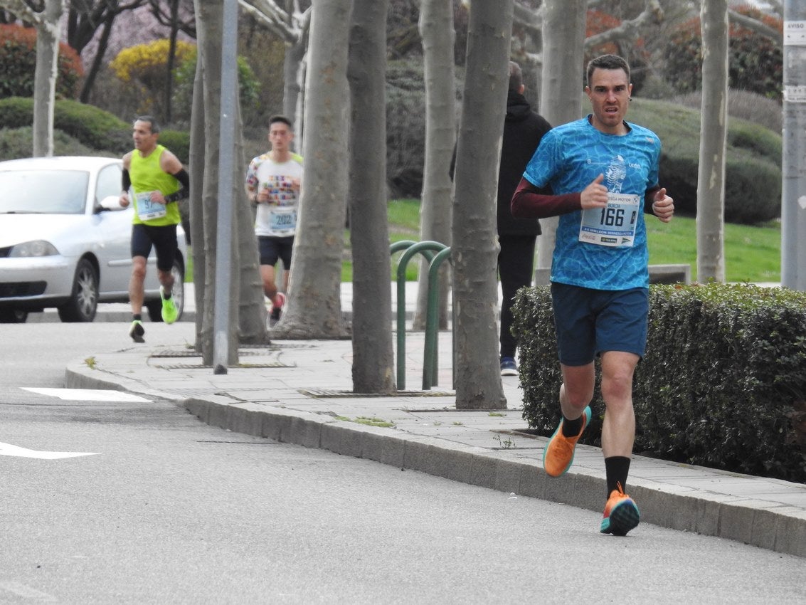 Los corredores han participado en esta prueba que recorre 21 kilómetros por la ciudad de León.