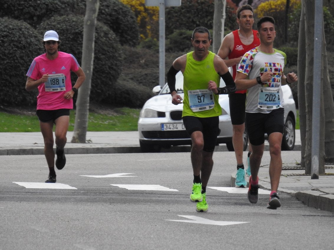 Los corredores han participado en esta prueba que recorre 21 kilómetros por la ciudad de León.