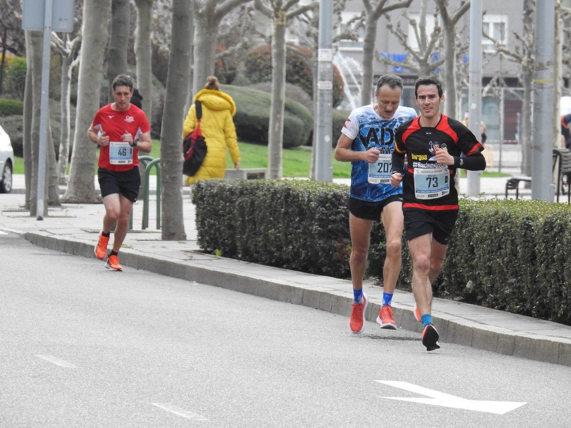 Los corredores han participado en esta prueba que recorre 21 kilómetros por la ciudad de León.