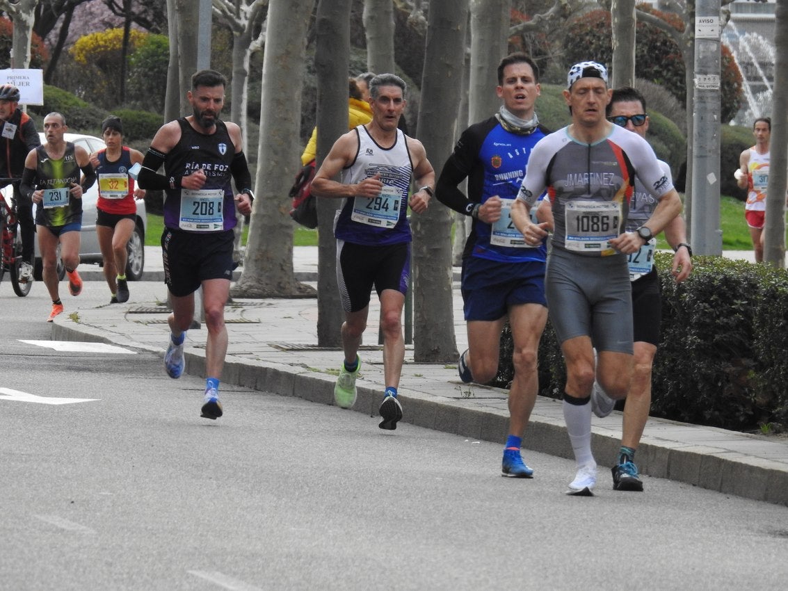 Los corredores han participado en esta prueba que recorre 21 kilómetros por la ciudad de León.