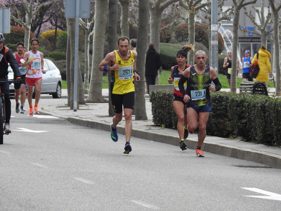 Los corredores han participado en esta prueba que recorre 21 kilómetros por la ciudad de León.