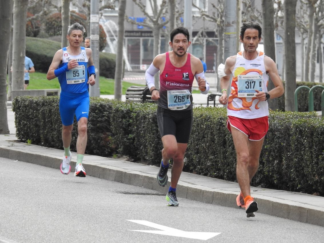 Los corredores han participado en esta prueba que recorre 21 kilómetros por la ciudad de León.