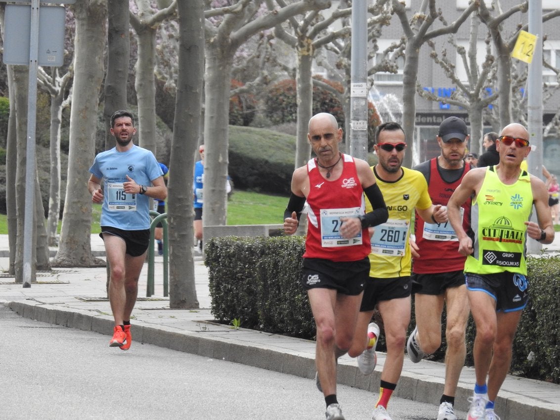 Los corredores han participado en esta prueba que recorre 21 kilómetros por la ciudad de León.