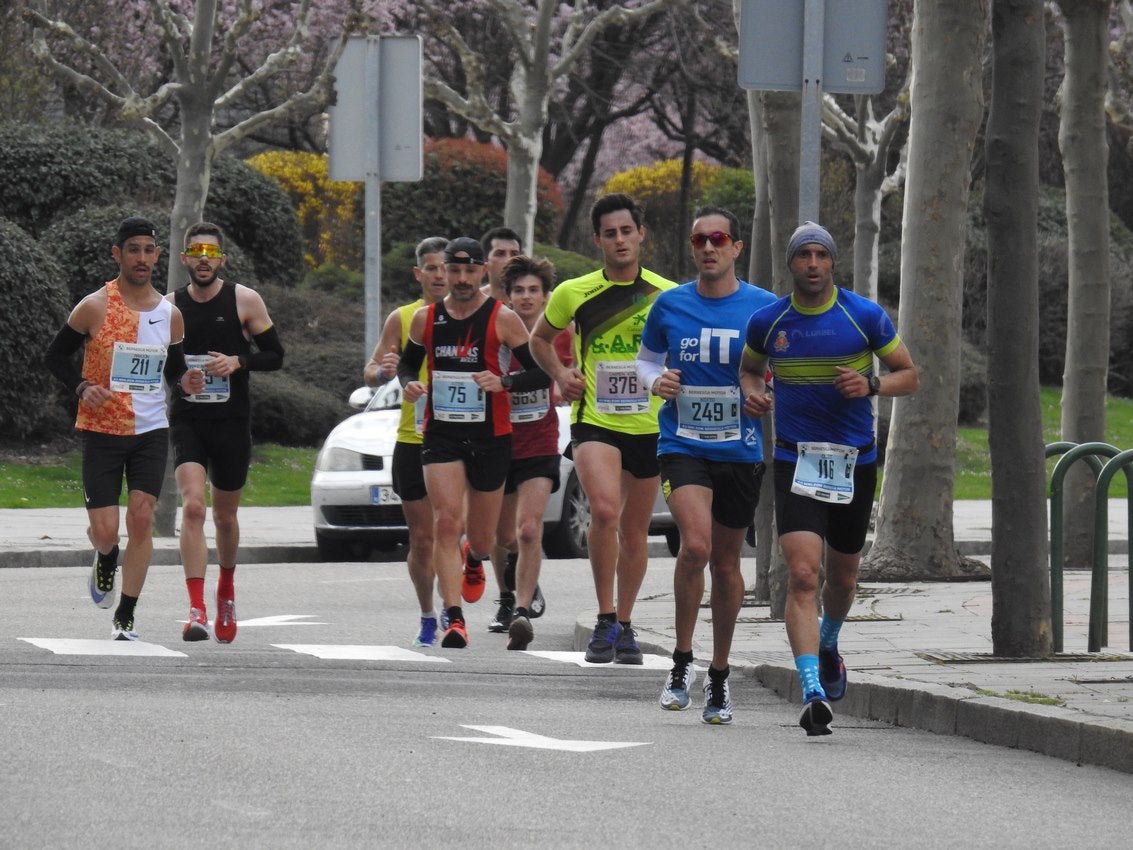 Los corredores han participado en esta prueba que recorre 21 kilómetros por la ciudad de León.