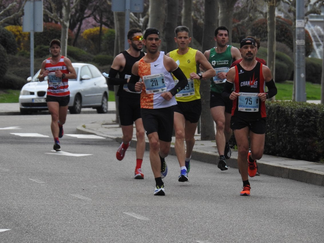 Los corredores han participado en esta prueba que recorre 21 kilómetros por la ciudad de León.