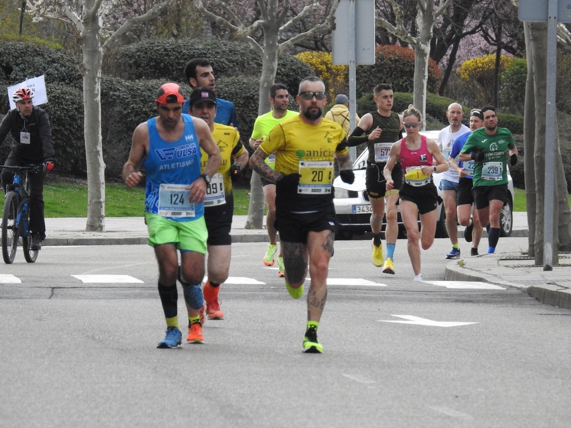 Los corredores han participado en esta prueba que recorre 21 kilómetros por la ciudad de León.