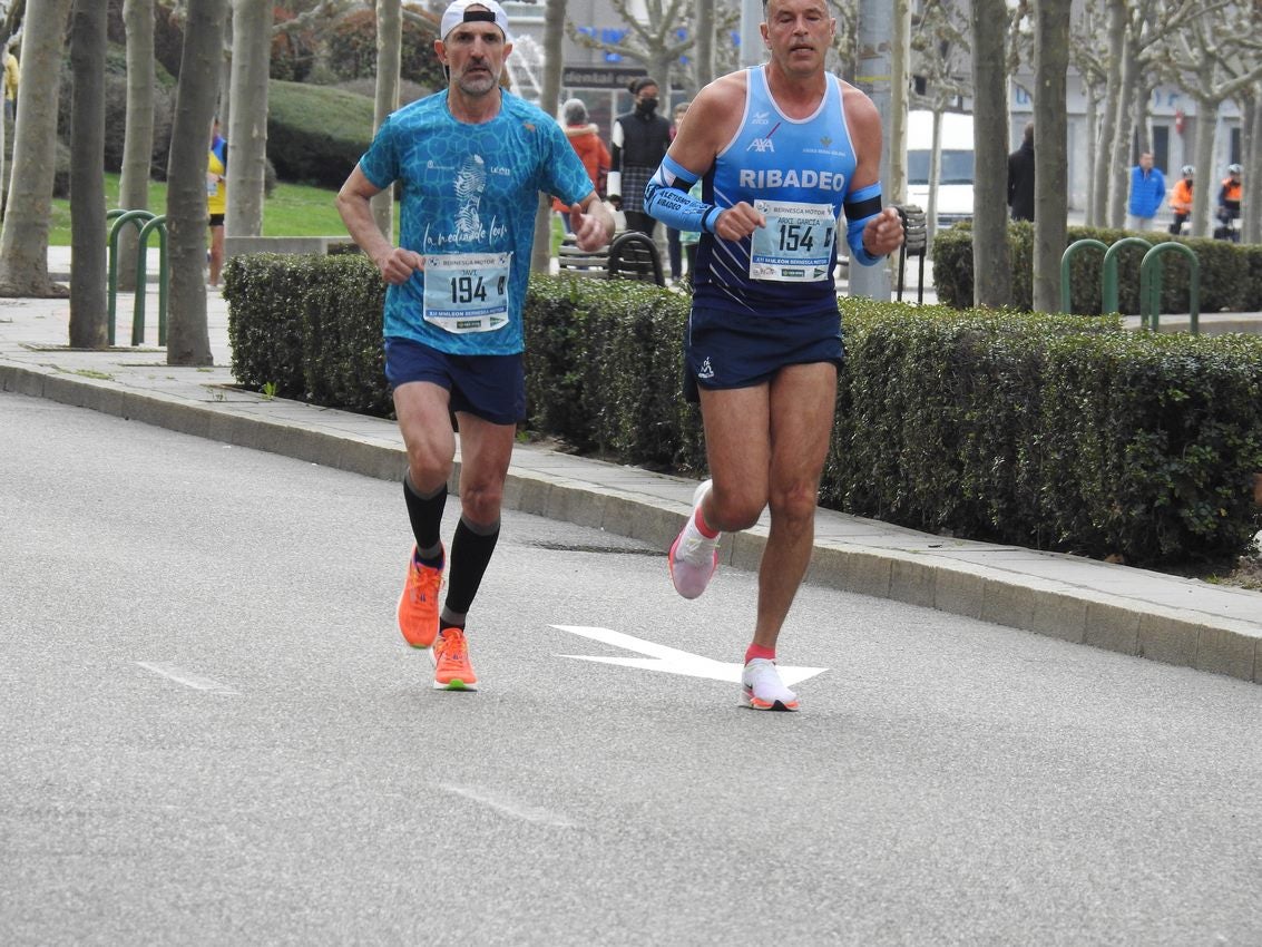 Los corredores han participado en esta prueba que recorre 21 kilómetros por la ciudad de León.