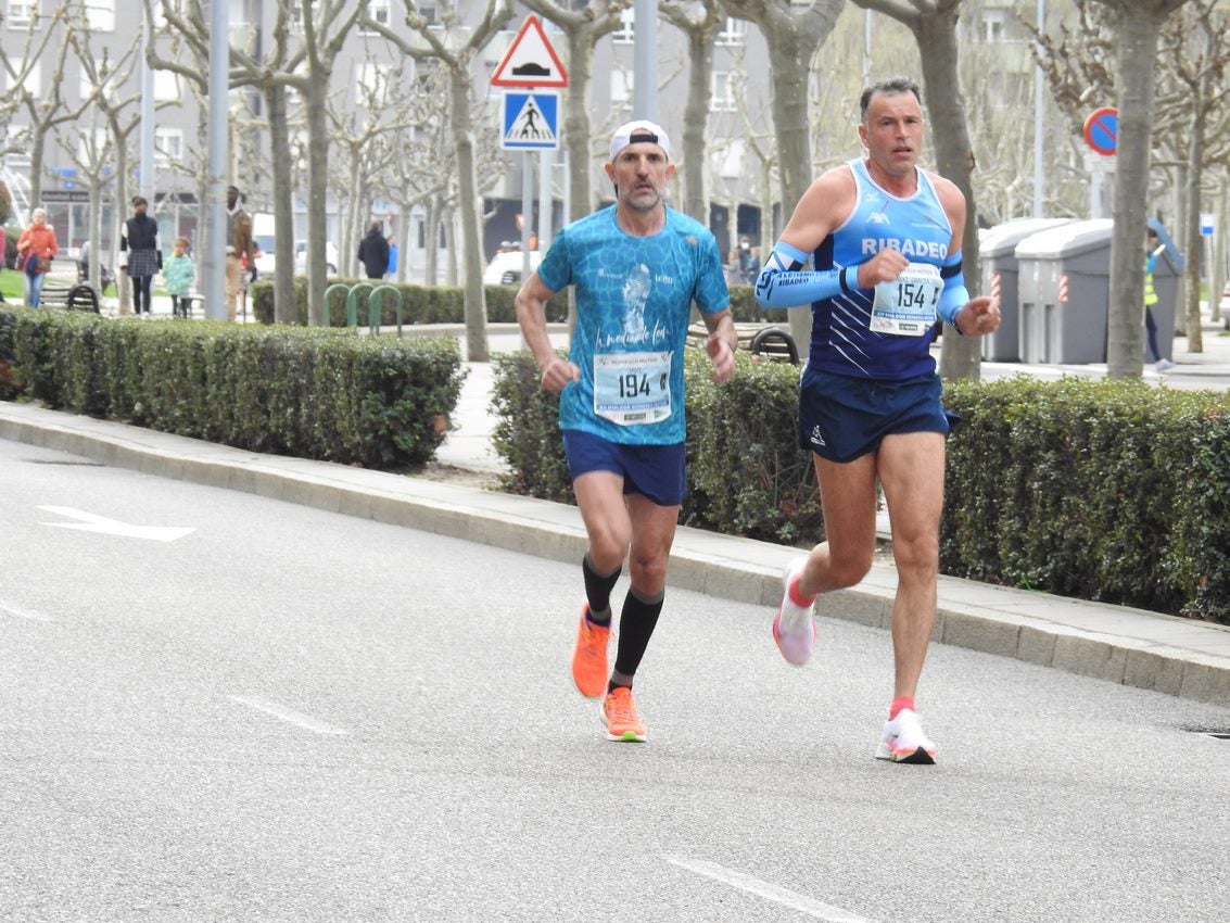 Los corredores han participado en esta prueba que recorre 21 kilómetros por la ciudad de León.