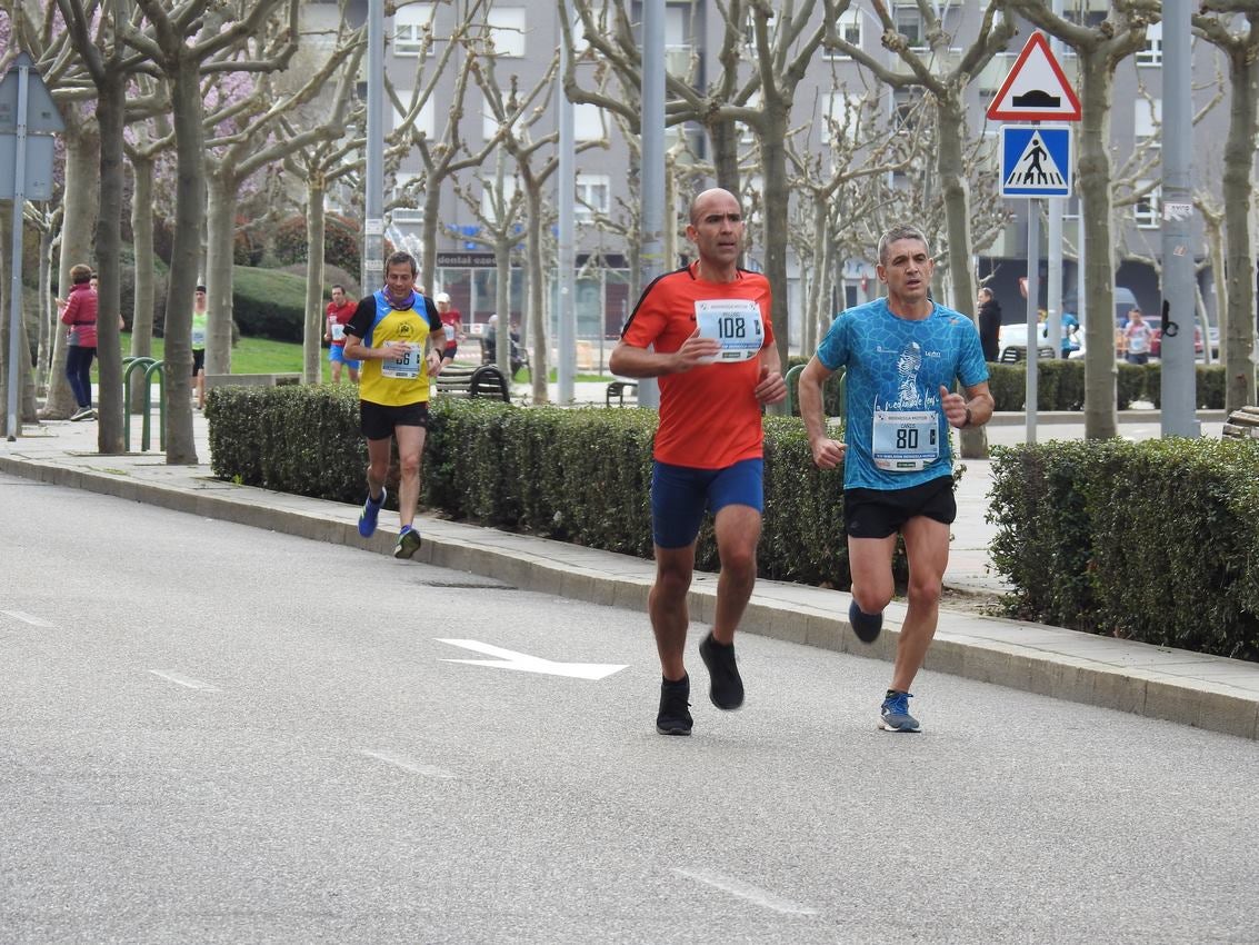 Los corredores han participado en esta prueba que recorre 21 kilómetros por la ciudad de León.