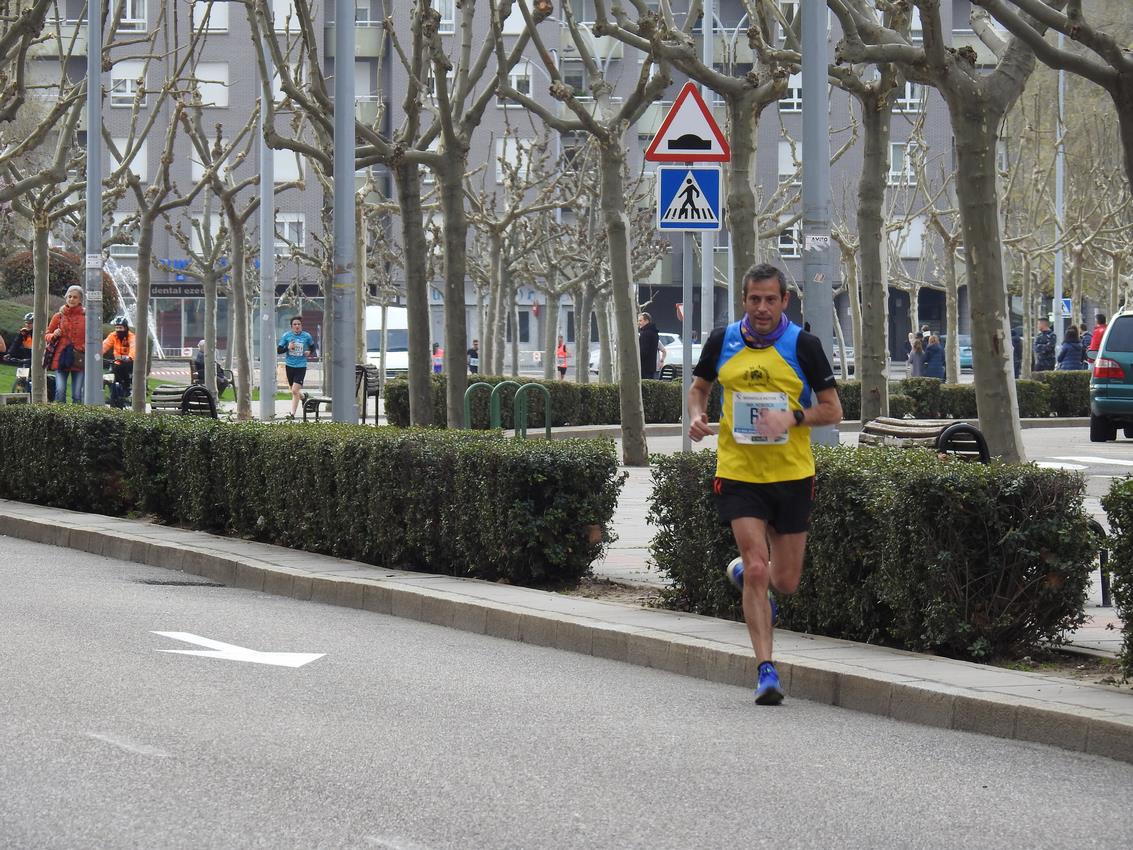 Los corredores han participado en esta prueba que recorre 21 kilómetros por la ciudad de León.