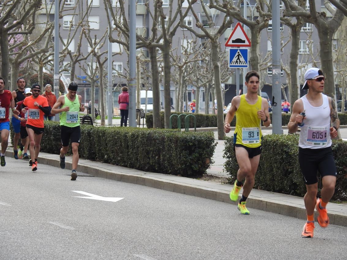 Los corredores han participado en esta prueba que recorre 21 kilómetros por la ciudad de León.