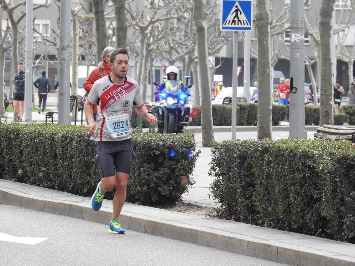 Los corredores han participado en esta prueba que recorre 21 kilómetros por la ciudad de León.