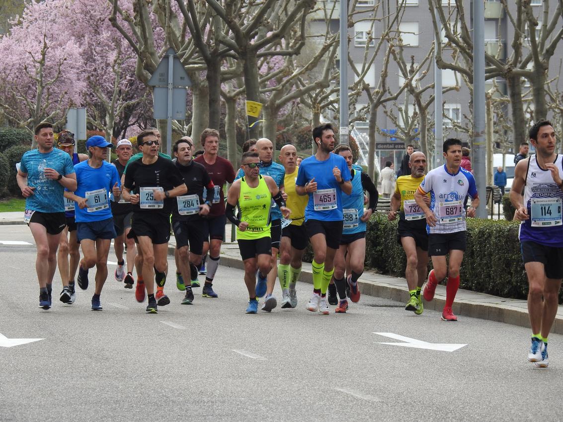 Los corredores han participado en esta prueba que recorre 21 kilómetros por la ciudad de León.