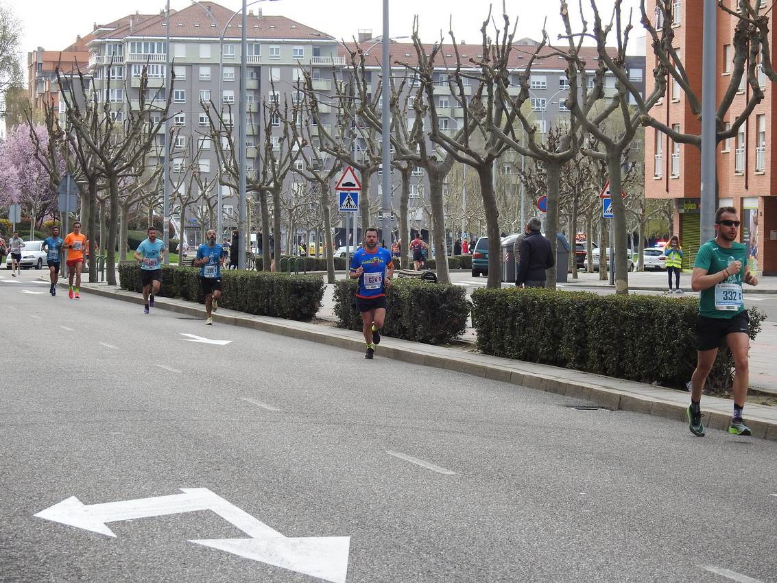 Los corredores han participado en esta prueba que recorre 21 kilómetros por la ciudad de León.