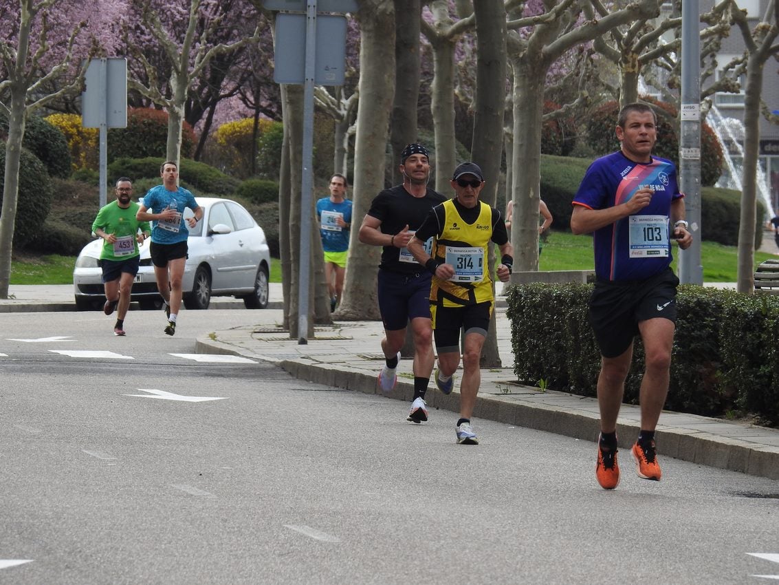 Los corredores han participado en esta prueba que recorre 21 kilómetros por la ciudad de León.