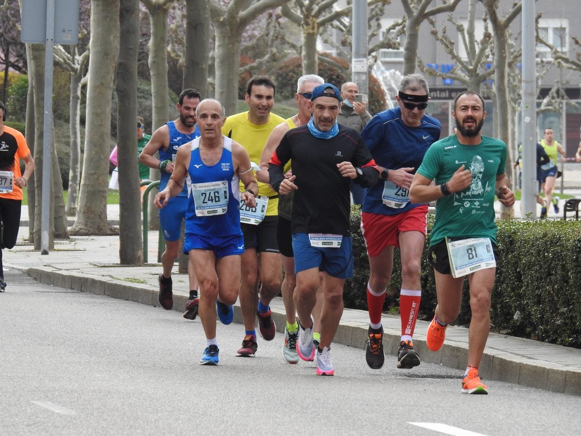 Los corredores han participado en esta prueba que recorre 21 kilómetros por la ciudad de León.