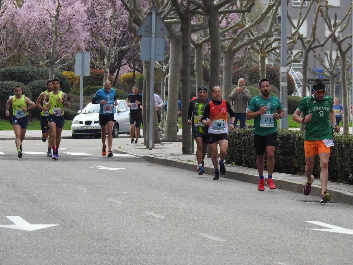 Los corredores han participado en esta prueba que recorre 21 kilómetros por la ciudad de León.