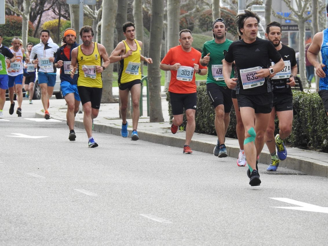 Los corredores han participado en esta prueba que recorre 21 kilómetros por la ciudad de León.