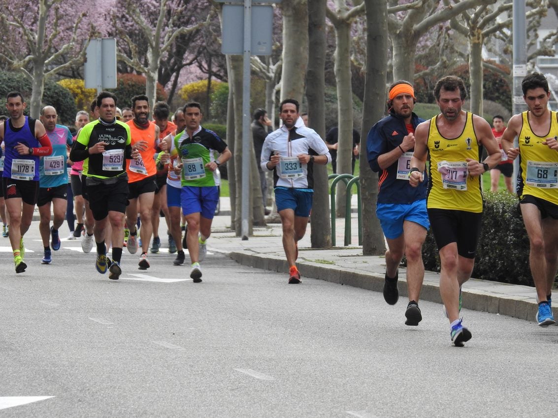 Los corredores han participado en esta prueba que recorre 21 kilómetros por la ciudad de León.