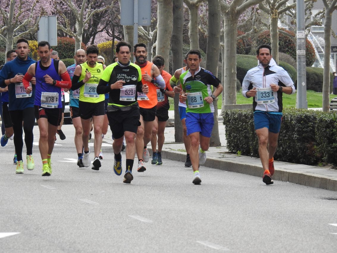 Los corredores han participado en esta prueba que recorre 21 kilómetros por la ciudad de León.